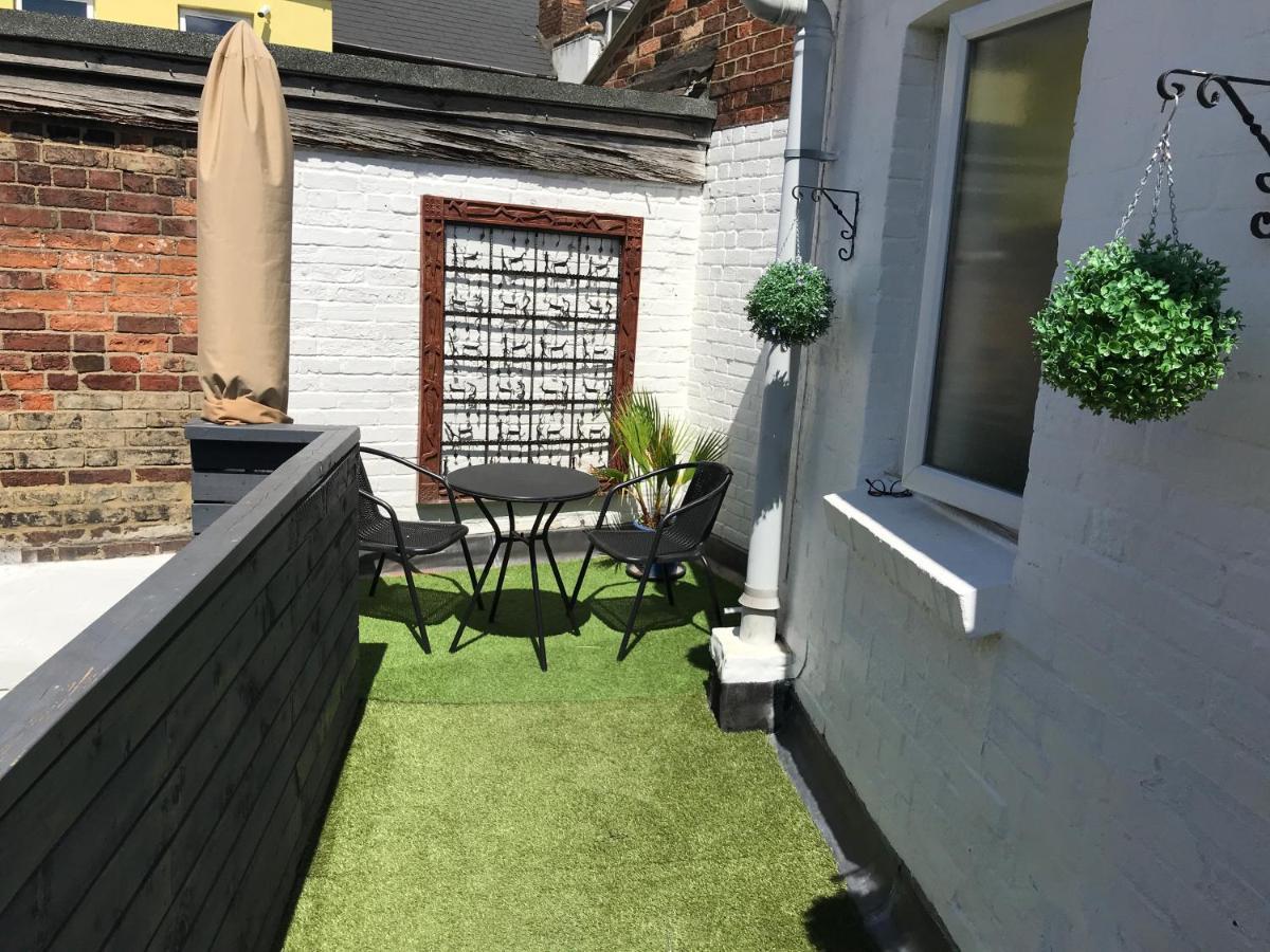 A Wonderful Place In The Hub Of The City, Yet On The Edge Of The Countryside Salisbury Exterior foto